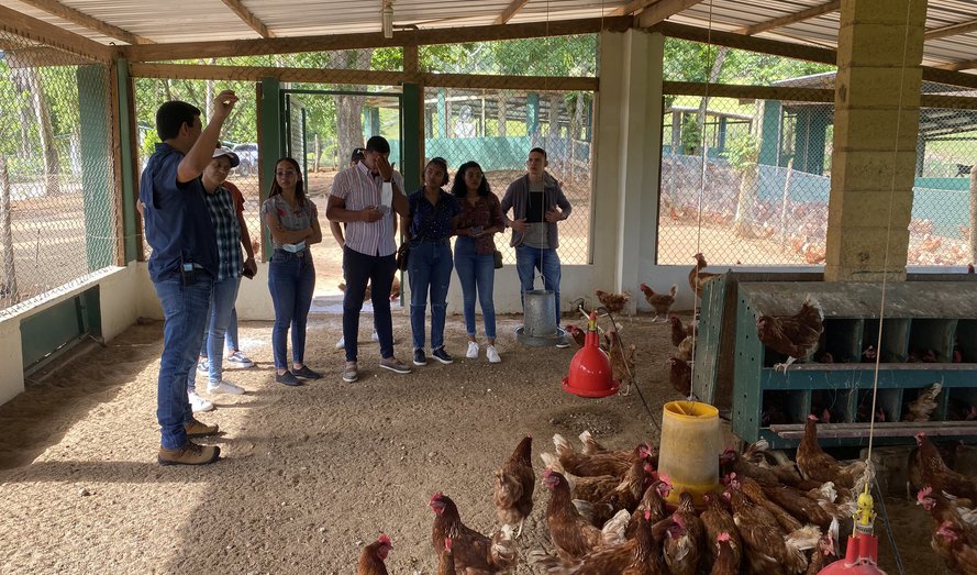 Fundación Tropicalia beca a jóvenes de Miches en la Universidad ISA